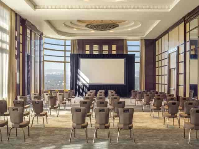 Theater-style meeting setup at Salón Castillo de Chapultepec with natural light for conferences.