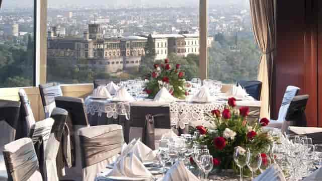 Luxury gala and wedding venue at Salón Castillo de Chapultepec with floor-to-ceiling windows.