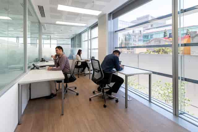Dedicated desk at Spaces Prado Sur: individual productivity workspace for corporate meetings.
