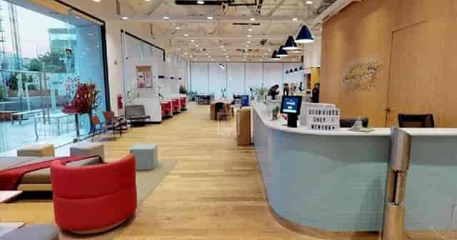 Modern co-working event space in WeWork Lomas, ideal for corporate networking and registration.