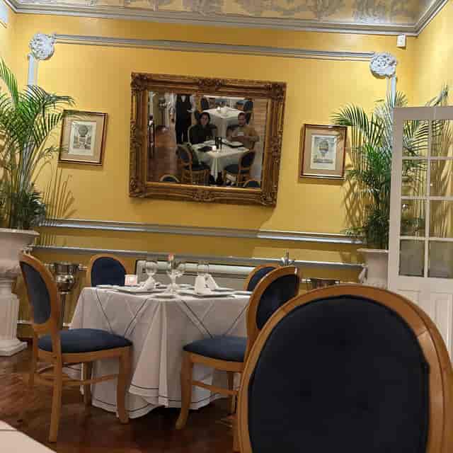 VIP boardroom dining at Les Moustaches with crisp linens for high-end corporate event sessions.