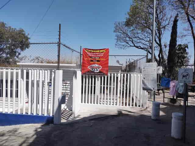 Centro Interactivo Ampliación Piloto community center with industrial fencing for event hosting.