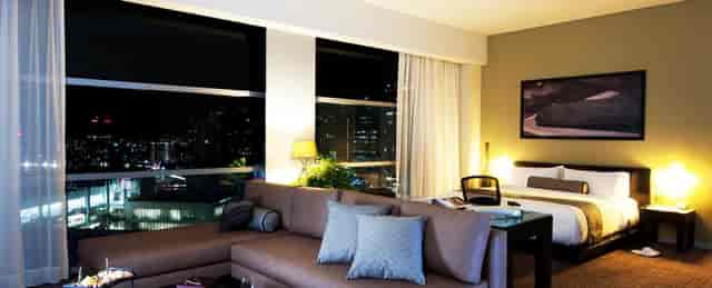 Cielo suite at Stadia Suites Mexico City with skyline view for executive business meetings.