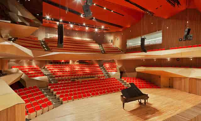 Foro Stelaris concert hall featuring tiered seating and grand piano for gala or keynote events.