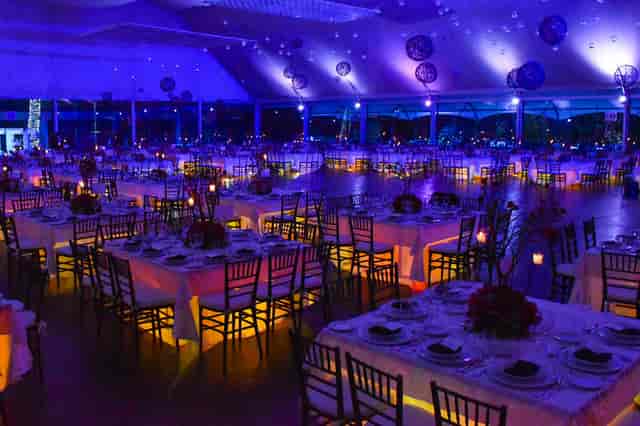 Blue-lit ballroom at La Foret Salon y Banquetes for gala and banquet event hosting.