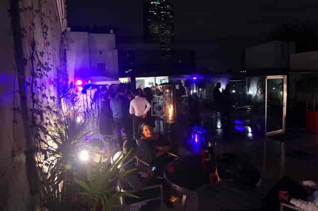 NEO Offices Polanco rooftop terrace event: evening networking reception with mood lighting.
