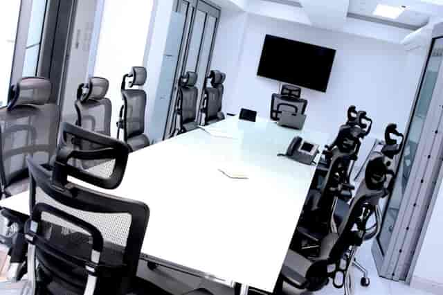 Modern boardroom at NEO Offices Polanco with glass table for executive meetings and events.