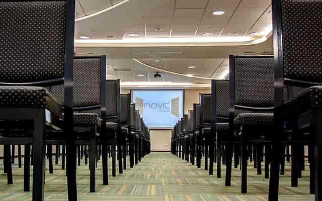 Theater-style meeting room at Hotel Novit for corporate presentations and professional events.