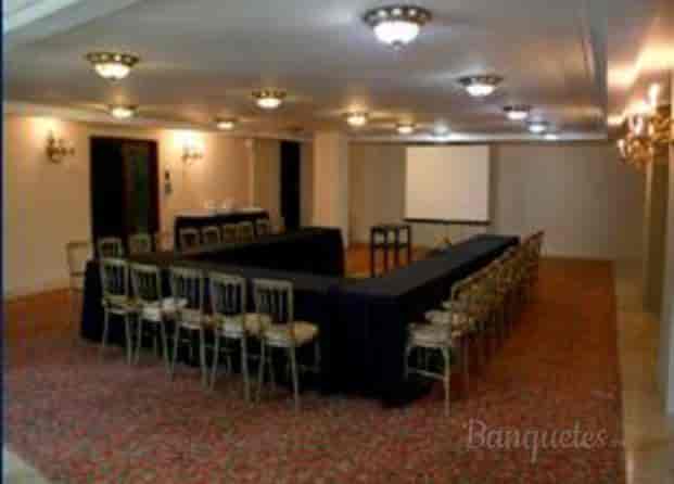 U-shape boardroom at Palacio La Rochelle, professional meeting space for corporate events.