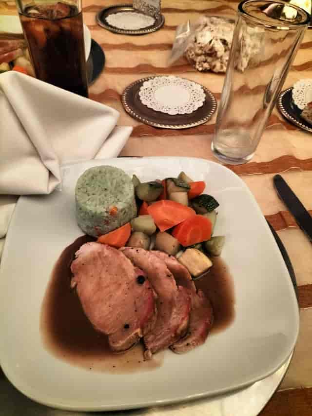 Plated banquet entree at Salón Candiles, Palacio La Rochelle for gala dinner and corporate catering.