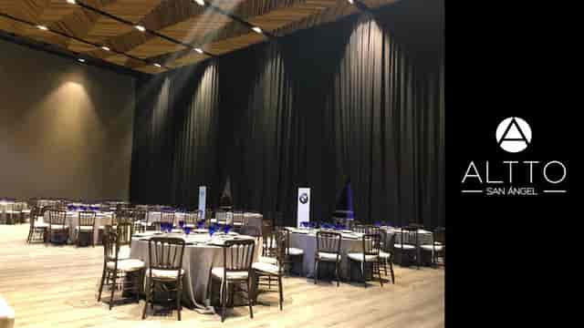 Sociales Altto San Ángel venue with geometric wooden ceiling for corporate galas and product launches.