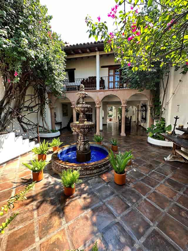 Lush Mediterranean courtyard at Hacienda San Angel for anniversary and networking events.