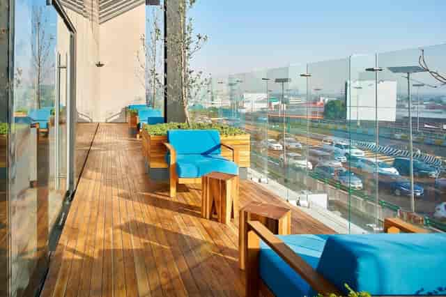 Modern open-air terrace at Centro de Convenciones México for corporate events and networking.