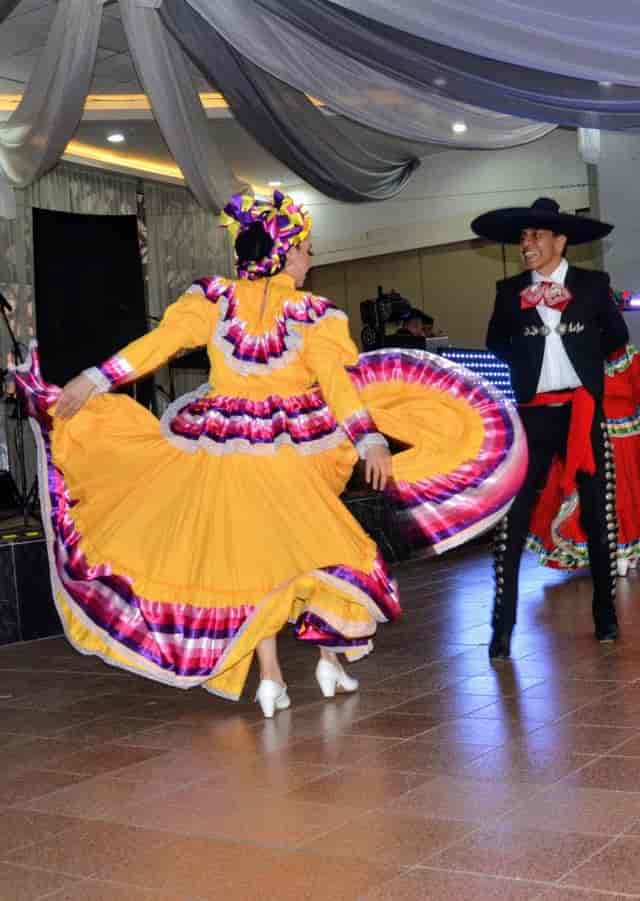 Cultural performance at Centro de Convenciones México event with dynamic drapery and AV lighting.