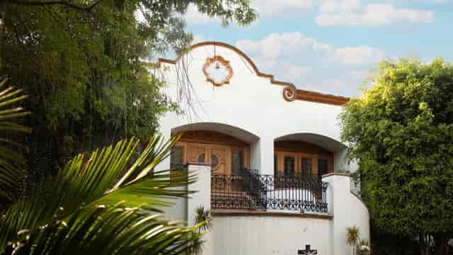 Colonial-style Salón de Bodas at La Quinta Imperial, perfect for intimate wedding venue events.