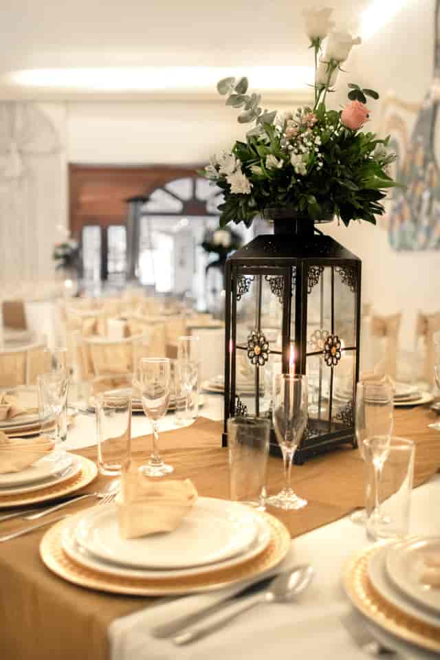 Black lantern centerpiece at Salón Pavorreales wedding reception or banquet.