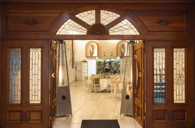Salón Pavorreales: Elegant wooden event venue entrance for luxury weddings and corporate galas.