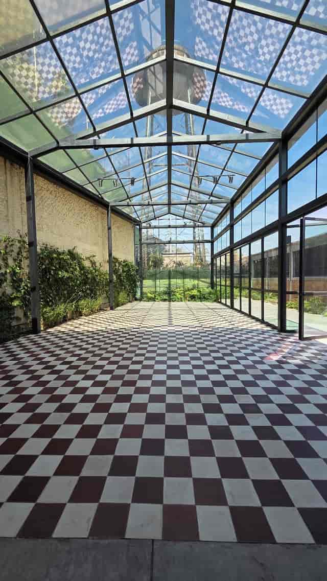 Suite de Novios event venue with checkered floors for minimalist weddings and cocktail receptions.