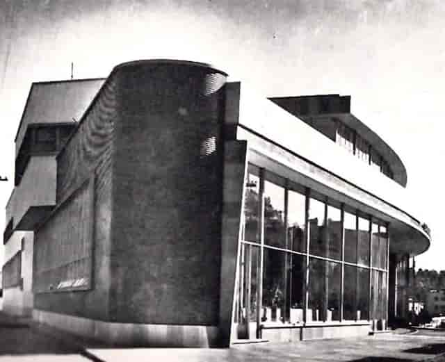 Modernist glass venue at Super Servicio Lomas for brand activations and networking events.