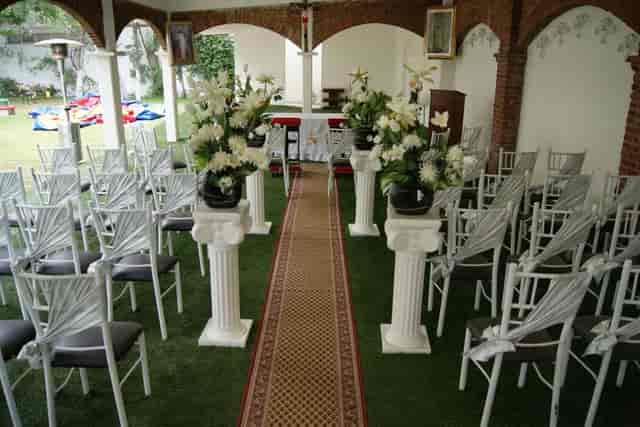 Lienzo Charro De La Villa event hall with floral ceremony decor for weddings and receptions.