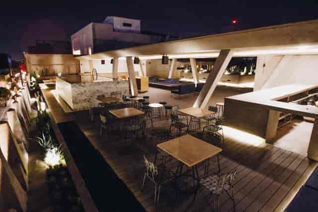 Malaquita Rooftop bar with ambient lighting for upscale cocktail receptions and networking events.