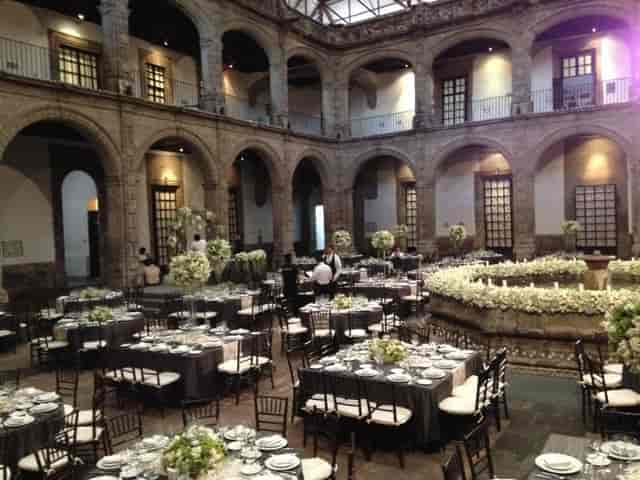 Elegant gala banquet at Ex Convento San Hipólito featuring historic stone architecture.
