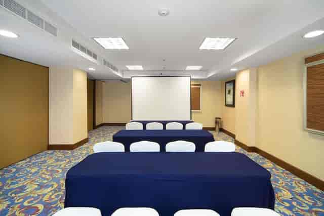 Classroom-style training venue at Hampton Inn Mexico City, perfect for workshops and seminars.