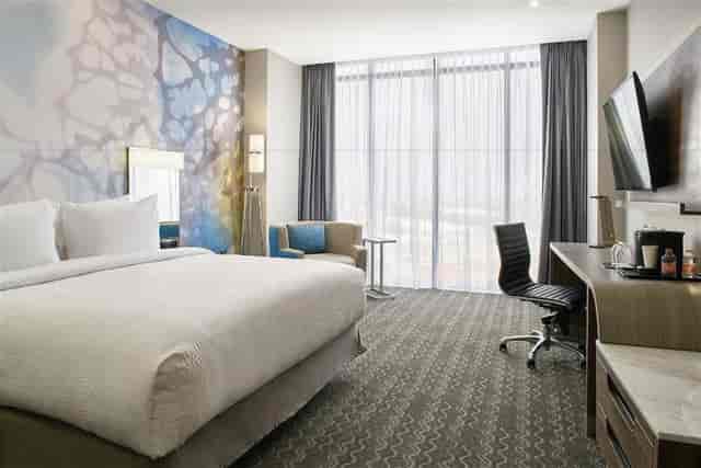 Toreo II guest room with workspace, ideal for Courtyard Mexico City business travel and room blocks.