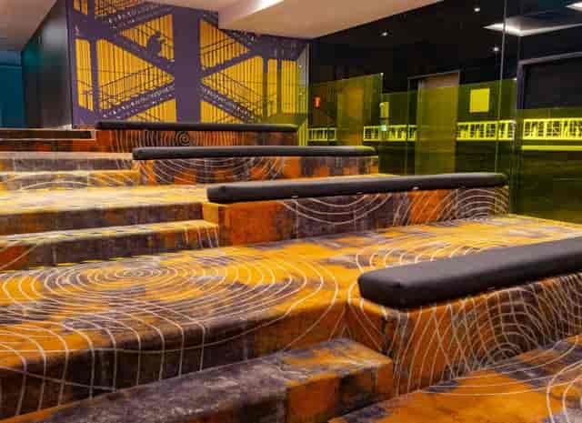 Amphitheater-style breakout space at Toreo II, Courtyard Mexico City for corporate events.