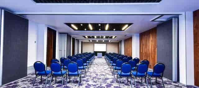 Theater-style meeting room at Krystal Grand Suites Insurgentes, ideal for corporate workshops.