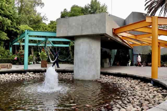 LagoAlgo outdoor patio with water feature for creative networking and corporate events.