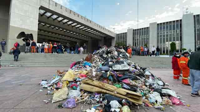 Explanada Cuauhtémoc venue: poor sanitation and crowd control, event planning disaster.