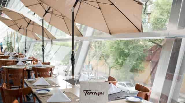 Terraza Alameda Nápoles: Bright outdoor dining space for corporate events and conference luncheons.