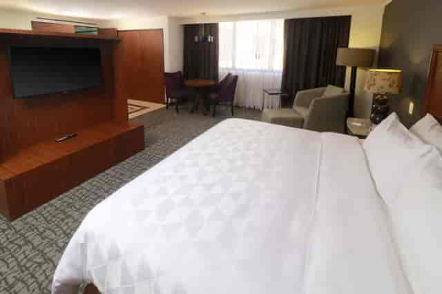 Holiday Inn Mexico Trade Center suite: professional workspace for VIP executive meetings.