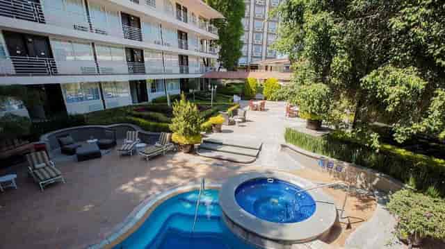 Outdoor courtyard at Krystal Satélite María Bárbara for networking and corporate events.
