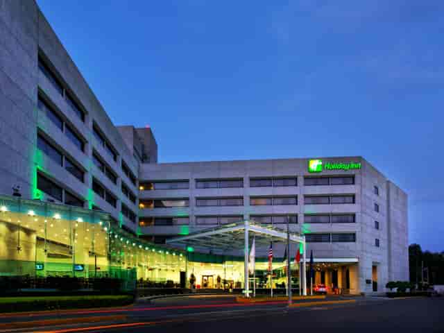 Holiday Inn Mexico Coyoacan suite exterior with porte-cochère for event arrivals and group logistics.