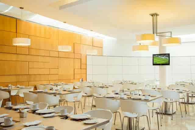 Fiesta Inn Insurgentes Viaducto banquet hall with modern seating for social events and luncheons.