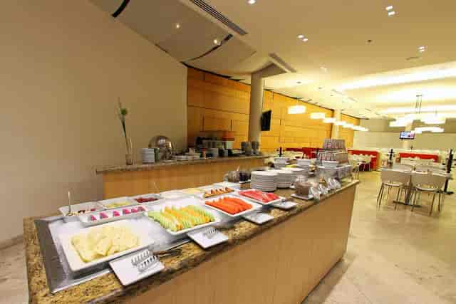 Hotel breakfast buffet at Fiesta Inn Insurgentes with chilled fruit station for event catering.