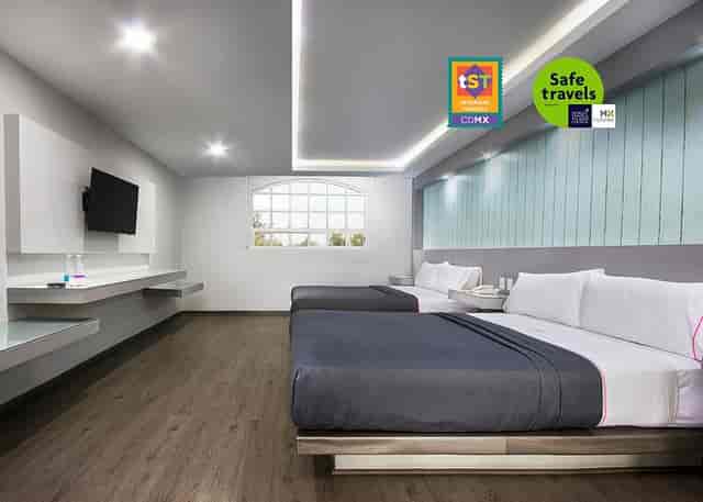 Minimalist double hotel room at Hotel MX Congreso, perfect for corporate travel and event lodging.