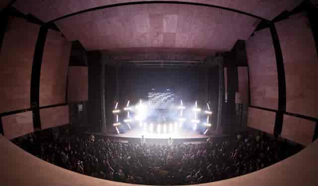 High-energy tiered auditorium at Foro Allende 5 with dynamic lighting, ideal for event production.
