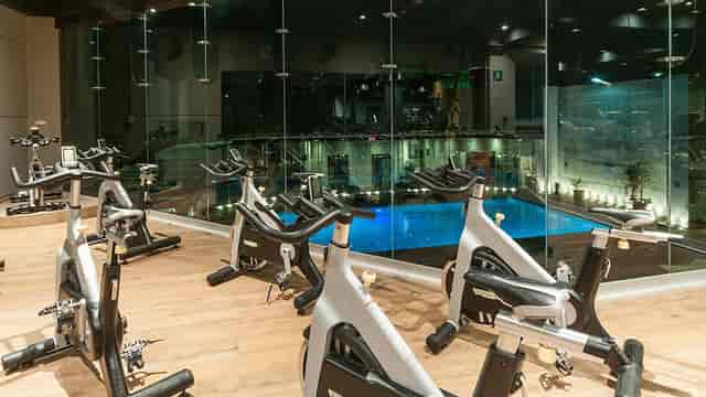 Luxury gym at Holiday Inn Mexico Zona Centro, perfect for wellness incentive trips and group travel.