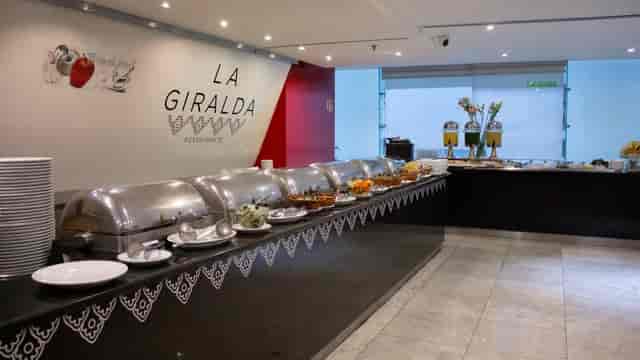 Hotel breakfast buffet at Holiday Inn Mexico Zona Centro with chafing dishes for event catering.
