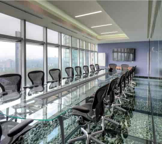 Modern boardroom at Torre AXA Mexico with glass table for corporate meetings and presentations.