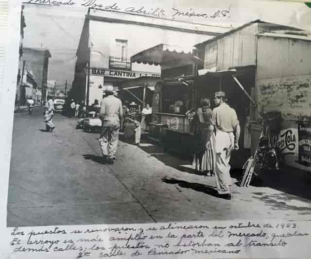 Storefront in Mercado 2 de Abril with high foot traffic for pop-up events and culinary tours.