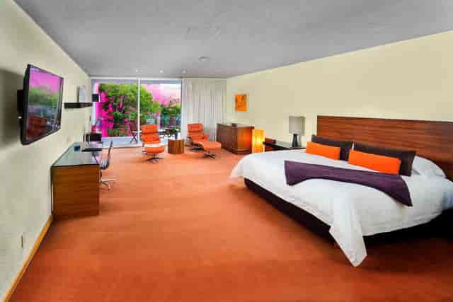 Mid-century hotel suite in Camino Real Polanco for VIP executive meetings and events.