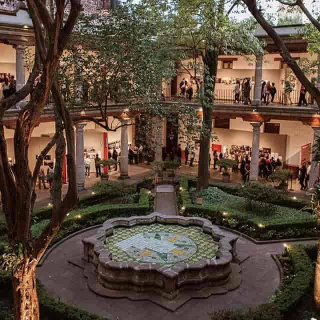 Museo Franz Mayer courtyard with central fountain for upscale events and gallery receptions.
