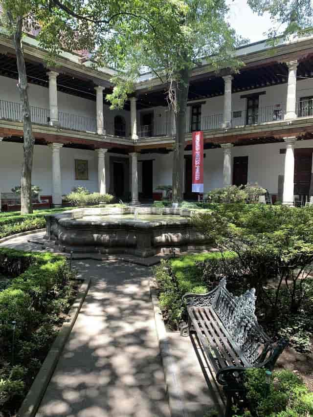 Cloister at Museo Franz Mayer: Courtyard venue for upscale cocktail receptions and networking.