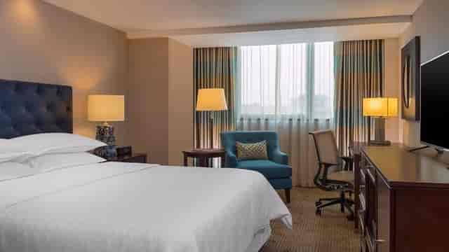 Sala Tiber hotel room with ergonomic workspace for business conferences and corporate travel.