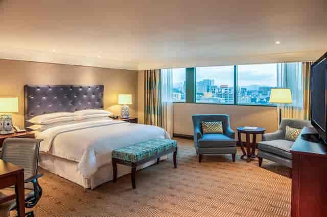 Spacious suite at Sheraton Mexico City with workspace, perfect for corporate meetings and events.