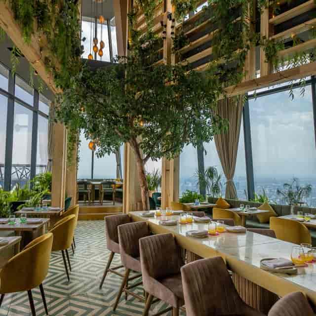 Ling Ling Mexico City rooftop dining area for corporate mixers and VIP dinners with biophilic design.